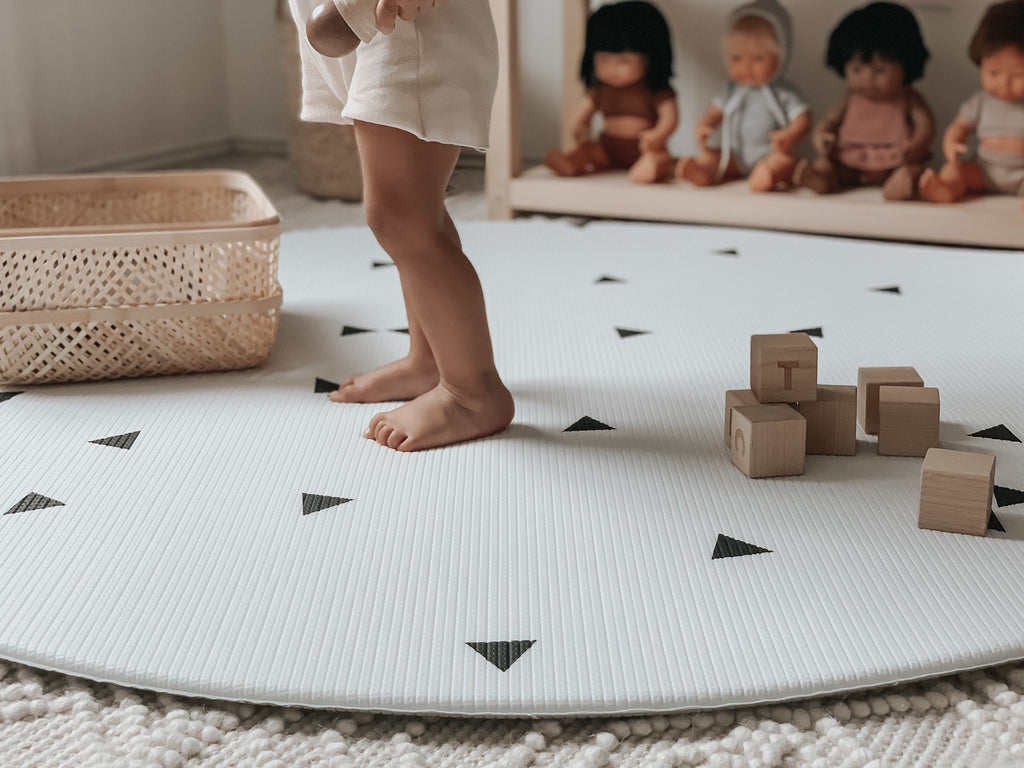 Little Bot Baby Play Mat (Ofie Round Mat, zen line + triangle)