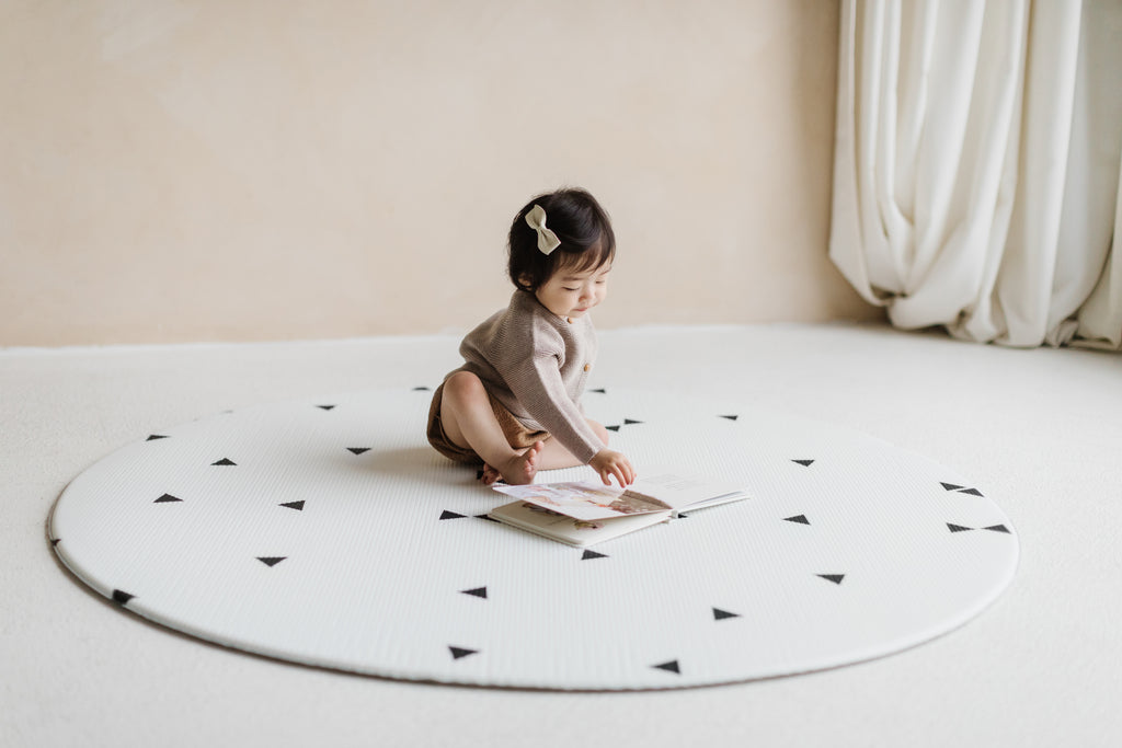 Little Bot Baby Play Mat (Ofie Round Mat, zen line + triangle)